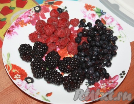 Ягоды вымыть, дать стечь воде.
