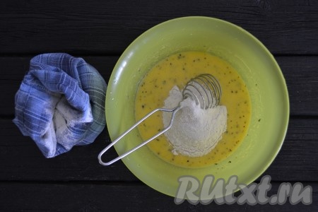 Всыпать просеянную муку.