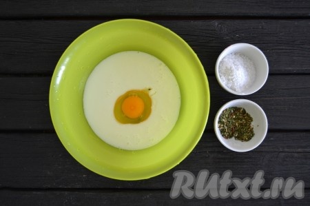 Для приготовления кляра в глубокую миску влить кефир (я использовала обезжиренный кефир, но подойдет кефир любой жирности и даже домашний) и добавить куриное яйцо.

