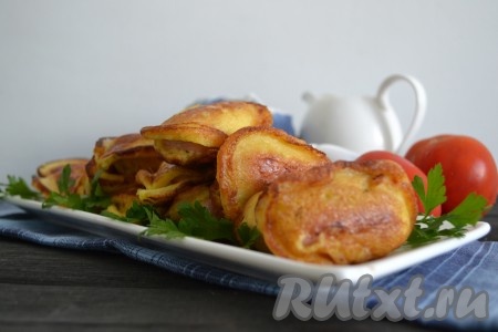Готовые аппетитные, сочные, вкусные сосиски, жареные в кляре, переложить со сковороды сначала на салфетку, чтобы ушло лишнее масло, а затем выложить на блюдо и в теплом виде подать на стол.