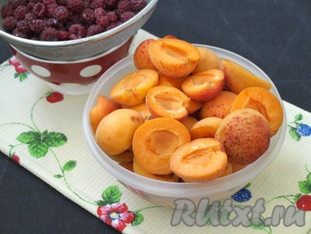 Тщательно вымыть абрикосы и удалить косточки. Малину выложить в сито и всполоснуть холодной водой. Предварительно простерилизовать банки и крышки.
