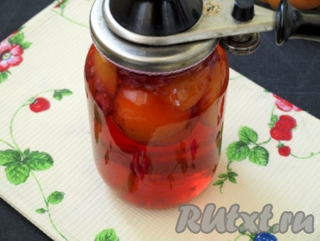 Залить абрикосы и малину горячим сиропом, закатать и перевернуть дном вверх. Накрыть баночки с компотом тёплым пледом до остывания.
