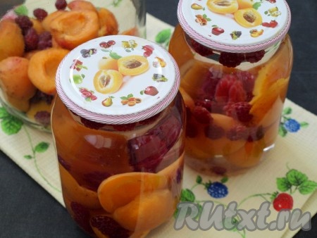 Вскипятить в чайнике воду и залить содержимое банок на 10 минут.
