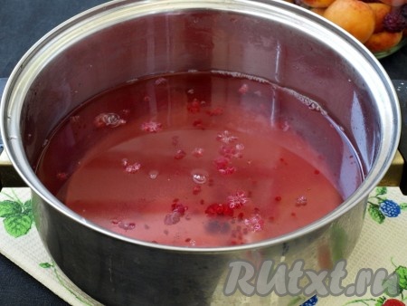 В кастрюлю насыпать нужное количество сахара и, спустя время, слить в неё отвар из банок. Довести сироп до кипения, пока весь сахар не растворится.