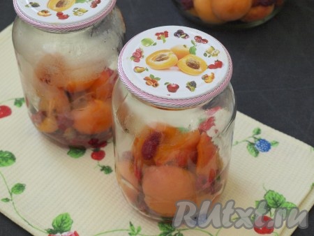 В банки добавить по щепотке лимонной кислоты.
