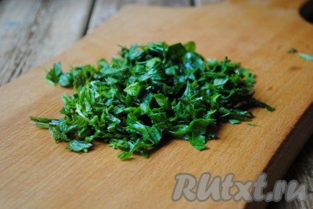 Зелень (у меня - петрушка и мята) промыть, мелко нарезать.&nbsp;