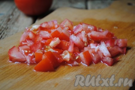Помидоры также нарезать кубиками.&nbsp;