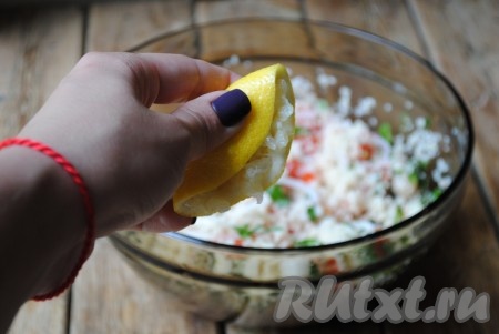 Заправить салат лимонным соком (количество сока регулируйте по своему вкусу) и подсолнечным (или оливковым) маслом, посолить, поперчить и перемешать.&nbsp;