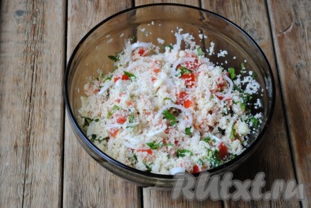 Перемешать кускус с овощами и зеленью.&nbsp;