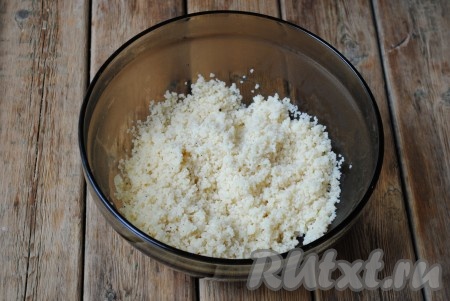 По истечении времени набухший кускус нужно перемешать.&nbsp;