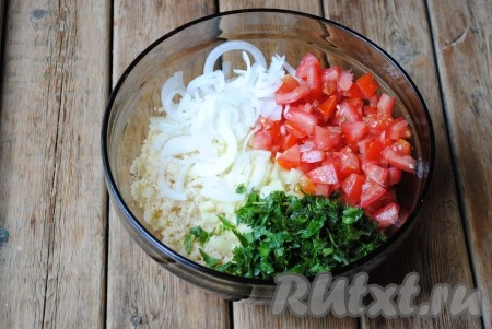 Лук нарезать тоненькими полукольцами. Перец, помидоры, зелень и лук добавить в миску с кускусом.