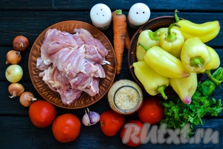 Подготовить необходимые ингредиенты для приготовления перцев, фаршированные курицей и рисом