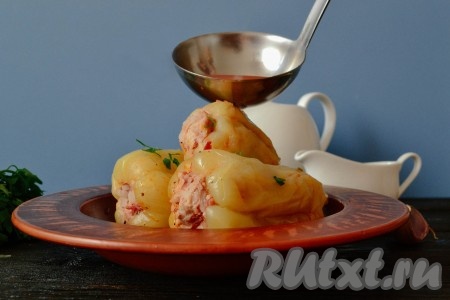 По желанию, в качестве дополнения к перчикам можно влить томатный соус, в котором они варились.
