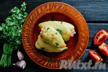 Вкусные, сочные, ароматные перцы, фаршированные курицей и рисом, выложить на блюдо, посыпать нарезанной петрушкой и в горячем виде подать на стол.
