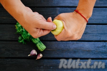 Перец очистить от семенной коробки: обхватить перец ладошкой левой руки, а большим пальцем правой руки немного вдавить плодоножку в середину перца, так она окажется внутри. Затем аккуратно вынуть хвостик вместе с семенами и ополоснуть перец холодной водой, чтобы избавиться от оставшихся внутри семечек.