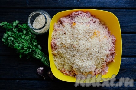 Рис 3-4 раза промыть холодной водой и выложить к фаршу. Предварительно рис варить не нужно. По вкусу добавить в фарш соль и молотый душистый перец, тщательно перемешать.
