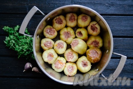 Подготовленной начинкой из курицы, обжаренных овощей и риса плотно нафаршировать все перцы. В глубокую кастрюлю "поставить" перцы друг возле друга, как на фото.
