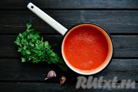 Помидоры вымыть, разрезать на 4-6 частей и перемолоть блендером. Можно перекрутить мясорубкой, но тогда лучше снять с помидоров шкурку (для того чтобы снять шкурку, нужно сделать на помидорах крестовые надрезы и залить кипятком на 1 минуту, затем слить воду и, с легкостью, снять кожицу).