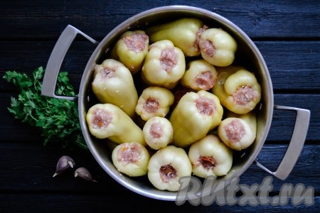 Аналогично сверху выставить в кастрюлю второй ряд фаршированных перцев.
