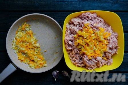 Половину овощей выложить к фаршу.