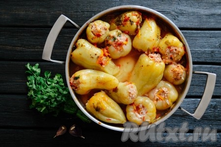 Кастрюлю поставить на огонь, после закипания снизить огонь к минимуму и продолжить варить 45 минут.
