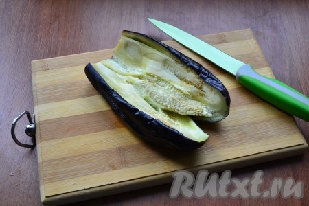 Баклажан немного обмякнет, достать его, надрез сделать глубже, почти до конца. Вновь отправить в микроволновку на 3 минуты при мощности 750 Ватт. Аккуратно баклажан как бы развернуть.
