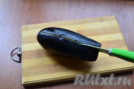 Разрезать баклажан вдоль на 1/3 глубины. Поместить баклажан в микроволновку на 4 минуты при мощности 750 Ватт.
