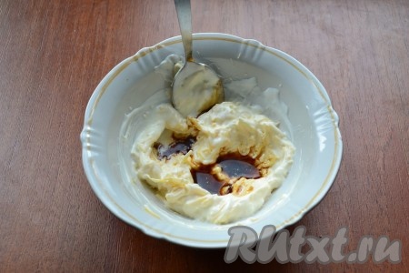 В получившуюся смесь добавить соевый соус, хорошо перемешать получившийся сырный соус.
