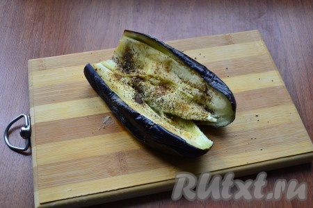 Посыпать немного солью, перцем и чесночным порошком (или пропущенны через пресс чесноком).
