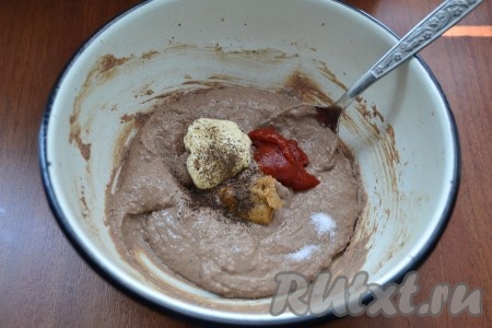 Добавить в паштет соль и перец по вкусу, а также майонез, горчицу и томатный соус.
