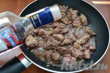 Обжаривать печень с луком, помешивая, минут 7-10. Далее влить в сковороду 50 мл вермута.