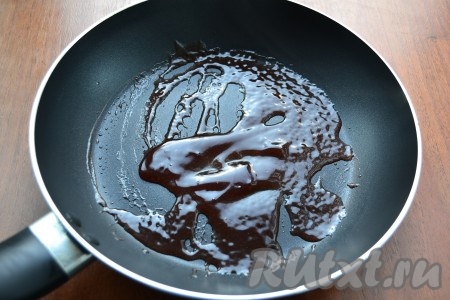 Оставшиеся 200 мл&nbsp;вермута влить в сковороду, довести до кипения, проварить на слабом огне минуты 2-3, чтобы испарился спирт. Крахмал залить 1-2 столовыми ложками холодной воды, тщательно перемешать и тонкой струйкой влить в вермут, тщательно перемешивая. Получится что-то типа киселя.