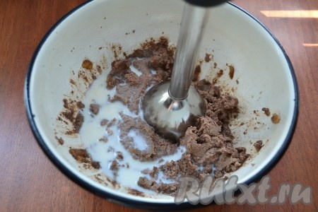 Печень переложить в миску, пюрировать погружным блендером. Влить сливки, продолжая пюрирование.