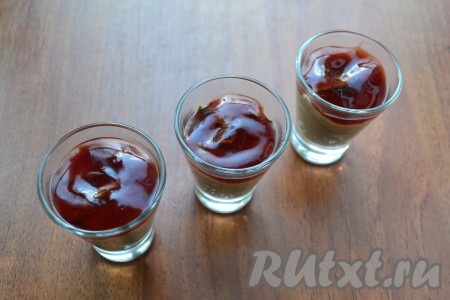 Дать соусу немного остыть и покрыть им паштет.