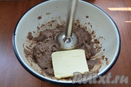 Дать печеночному паштету остыть, добавить оставшееся размягченное сливочное масло, снова пюрировать.
