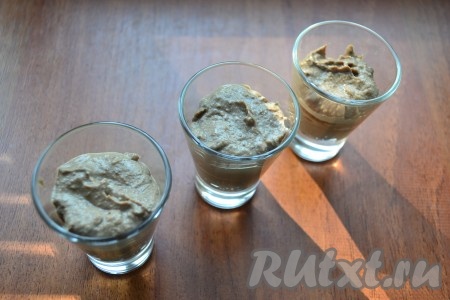 Хорошенько паштет перемешать и выложить в формочки или стаканчики. Поместить очень вкусный печеночный паштет в холодильник на 1 час.
