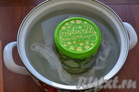 Прикрыть банку стерилизованной крышкой и поместить ее в кастрюлю с горячей водой. Дно кастрюли обязательно застелить марлей, тряпочкой или полотенчиком.
