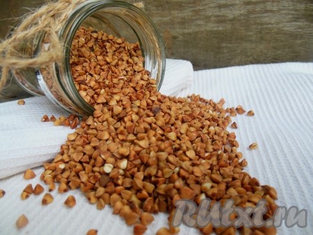 Гречневую крупу переберите.