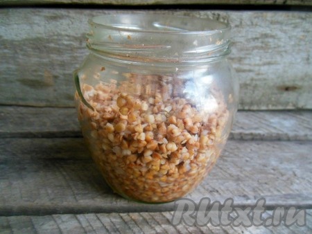 Накройте сверху банку тарелкой на 1-2 минуты (за это время каша как следует дойдет). Этот рецепт интересен ещё и тем, что одновременно в микроволновке можно готовить несколько порций.
