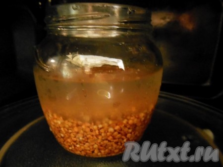 Готовьте гречневую кашу на максимальной мощности (мощность моей микроволновки 750 Ватт) в течение 2-3 минут. Достаньте банку и аккуратно перемешайте, отправьте в микроволновку еще на 2-3 минуты. Затем по сигналу достаньте банку с гречневой кашей, еще раз перемешайте.
