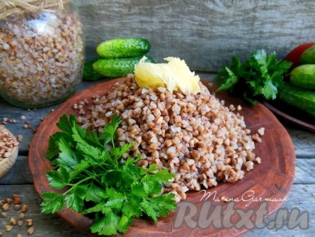 Посолите кашу, добавьте топленое или сливочное масло, перемешайте и сразу подавайте к столу. Вот так просто можно сварить в микроволновке вкусную и рассыпчатую гречку.
