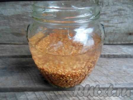 В банку (я использую пол-литровую банку) насыпьте промытую гречку, добавьте холодную воду и поставьте в микроволновку (крышкой не накрывайте).