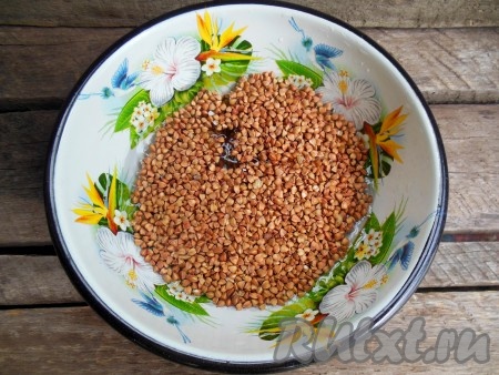 Затем несколько раз промойте гречку холодной водой, удаляя оставшийся мусор и черные зернышки.
