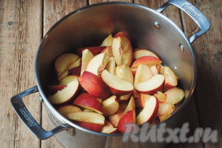 Персики хорошо вымыть и удалить косточки. Нарезать мякоть персиков на ломтики. Лучше всего персики использовать твёрдые, тогда дольки в варенье будут более упругими и не разварятся.&nbsp;
