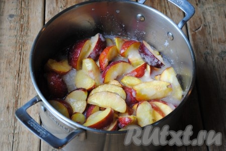 За это время персики пустят сок, а сахар начнёт таять или полностью растворится в персиковом соке.&nbsp;
