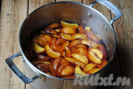 Спустя 5 минут варки (с момента закипания), кастрюлю снять с огня и дать варенью из персиков полностью остыть при комнатной температуре. Если Вы готовите такое варенье вечером, то можно спокойно оставить остывать на целую ночь и продолжить приготовление утром. 