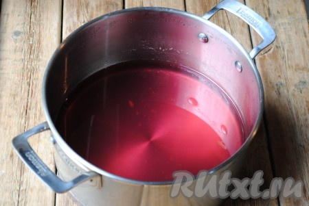 Сироп, который остался в кастрюле, отправить на огонь, после закипания уменьшить огонь и проварить 10 минут с момента закипания. Таким образом мы увариваем сироп, чтобы он стал более густым.&nbsp;

