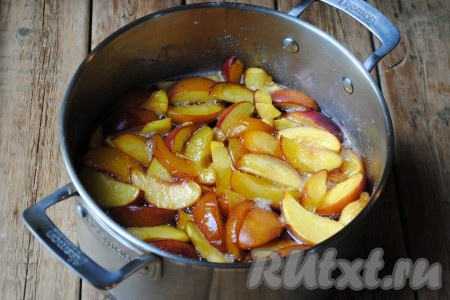 Поставить кастрюлю на огонь и довести до кипения. Затем проварить на небольшом огне 5 минут. Если во время варки образуется пена - её нужно обязательно снимать.&nbsp;
