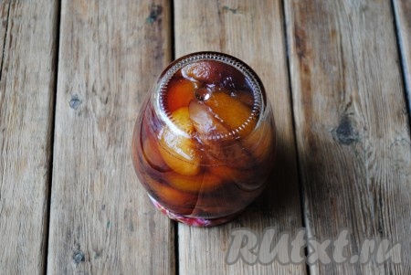 Баночки перевернуть донышками вверх, укутать тёплым пледом и дать полностью остыть. 