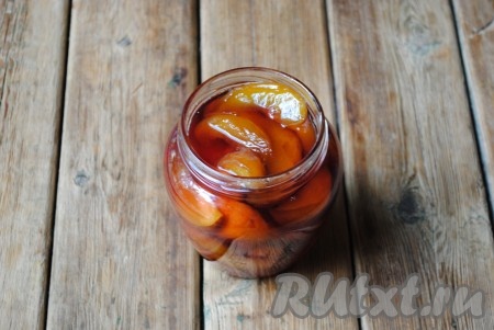 Разлить варенье с аппетитными дольками персиков по простерилизованным баночкам и закатать прокипяченными крышками. Из этого количества ингредиентов получилось две баночки варенья объемом 550 мл и целая мисочка для пробы.&nbsp;
